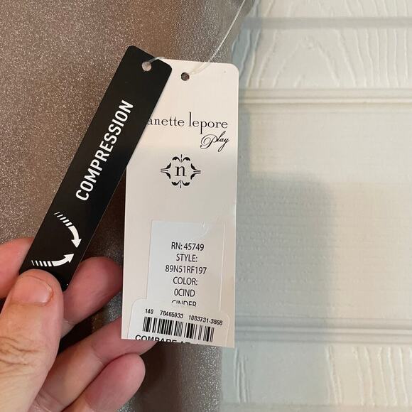 NWT NANETTE NANETTE LEPORE Metallic Yoga Leggings size Large 7/8 compression - Picture 3 of 13